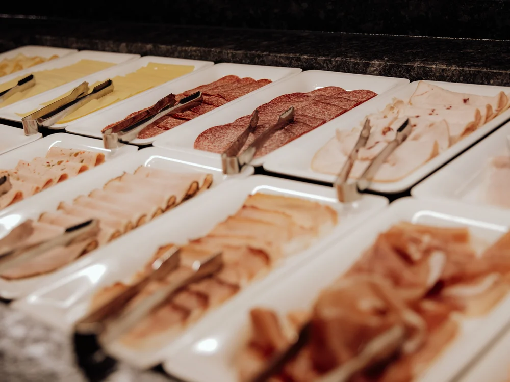 Winterurlaub beim Forstauerwirt Platten mit Käse, Salami und Aufschnitt an einem Buffet