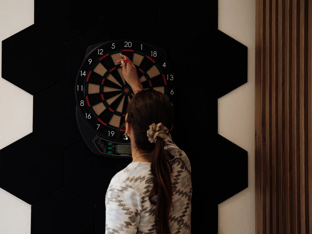 Winterurlaub beim Forstauerwirt Frau spielt an einer elektronischen Dartscheibe
