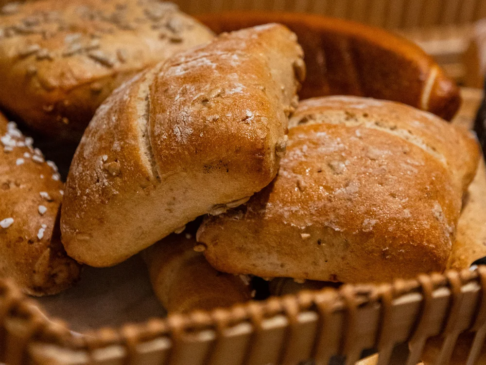 Winterurlaub beim Forstauerwirt Goldbraune Brötchen in einem Weidenkorb