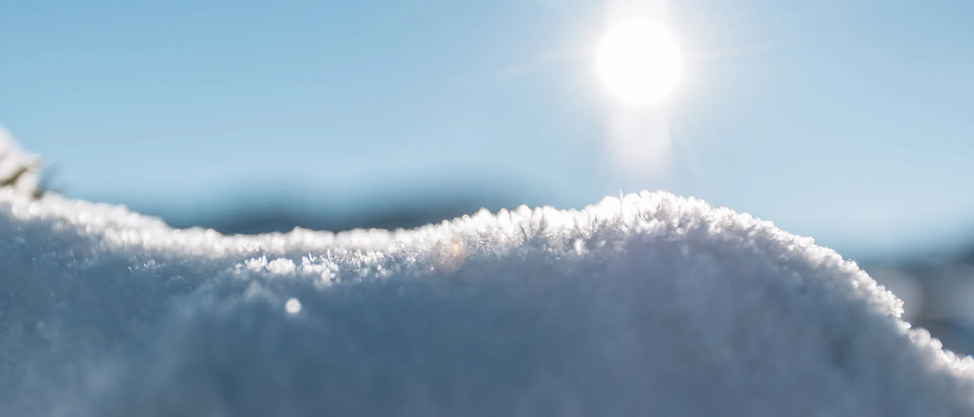 Winterurlaub beim Forstauerwirt Nahaufnahme einer schneebedeckten Kante im hellen Sonnenschein