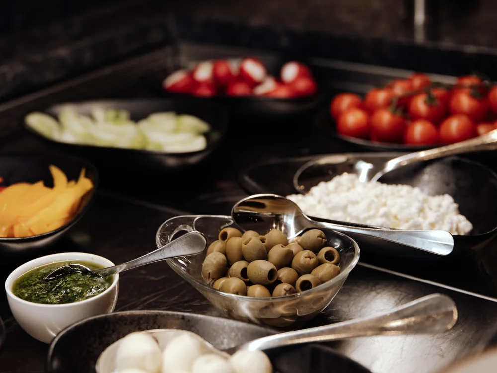 Winterurlaub beim Forstauerwirt Buffet mit grünen Oliven, Kräutersauce, Käse, Tomaten, Gurken, Paprika und Eiern